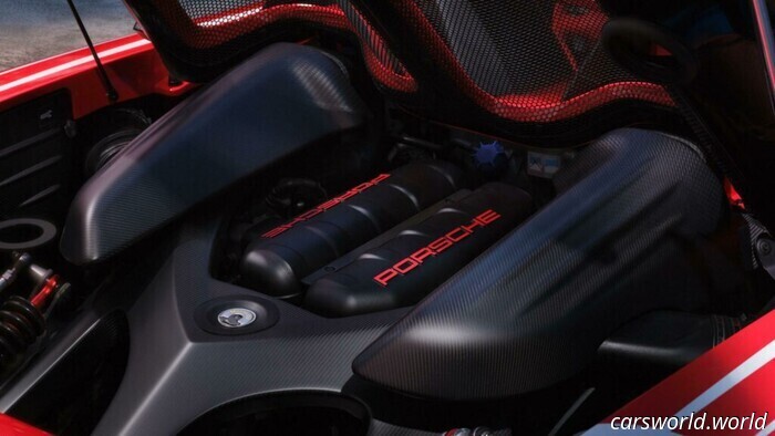 Восстановленный до «нулевого километража», этот Carrera GT сочетает ручную гоночную ливрею с новыми карбоновыми деталями, переработанным V10 и владельцем, настроенным ездить на нём
20 часов назад
Танос Паппас

Porsche Sonderwunsch восстановил Carrera GT 2005 года до состояния «нулевого километра».

На нём нанесена вручную ливрея Salzburg 917, а в интерьере использован красный алькантара.

Владелец Виктор Гомес планирует часто ездить на восстановленном Carrera GT.

Один из самых желанных суперкаров современности, Carrera GT, был возвращён к жизни посредством полной заводской реставрации, выполненной самой Porsche.

В рамках последнего проекта Factory Re-Commission подразделения Porsche Sonderwunsch суперкар был приведён в истинное состояние «нулевого километра», с ливреей в стиле той эпохи и полностью переработанным салоном.

Подробнее: Porsche Carrera GT на Нюрбургринге стал быстрее на 16 секунд с современными шинами

Восстановление этого 20-летнего суперкара было заказано Виктором Гомесом, коллекционером из Пуэрто-Рико, который вдохновлялся Porsche 917 в ливрее Salzburg, одержавшим победу на 24 часах Ле-Мана 1970 года.

Окрашенный в Indian Red с белой ручной графикой, Carrera GT теперь носит номер 23, перекликаясь с обликом культового короткохвостого гоночного прототипа.

В отличие от многих восстановленных экзотических автомобилей, которые оказываются запертыми в климатизированных гаражах частных коллекций, этот не будет храниться в заперти. Гомес намерен регулярно ездить на машине, поэтому Porsche покрыла индивидуальную окраску слоем прозрачной защитной плёнки.

Новую ливрею дополнили матовыми чёрными карбоновыми акцентами на воздухозаборнике, зеркалах, стойках, частях крыши, крышке двигателя и диффузоре. Оригинальные литые колёса остались, однако их перекрасили в чёрный, чтобы гармонировать с обновлённым экстерьером.

Подробнее: секретный эскиз Porsche раскрывает V10-купе, которое так и не увидело свет

Внутри Carrera GT претерпел полную трансформацию. Красный алькантара Indian Red теперь облицовывает ключевые поверхности, включая дверные панели, приборную панель, центральную консоль, обшивку потолка и передний багажник (frunk), а рулевое колесо также перетянуто в тон.

Дополняют красную тему матовые карбоновые акценты и прочный чёрный огнестойкий текстиль, заимствованный у 918 Spyder.

Насколько далеко они зашли?

Это было не поверхностное обновление. Реставрация потребовала полной разборки суперкара, повторного покрытия его карбоновых компонентов и полной переборки атмосферного V10.

Исходной машиной был собственный Carrera GT Гомеса 2005 года, который с завода покинул завод в серебристом цвете. Porsche не раскрывает, сколько миль пробежал автомобиль до капитального ремонта, но готовый продукт фактически является новой сборкой.

Гомес, который также управляет крупной дилерской группой, похвалил самоотдачу команды: «Эксперты Sonderwunsch работали с огромной страстью и вниманием к деталям. Теперь у меня Carrera GT в новом состоянии, с нулём километров на одометре, и снаружи и внутри в соответствии с моими личными идеями».

Производившийся с 2003 по 2006 год Carrera GT занимал вершину модельной линейки Porsche, раздвигая границы с помощью карбонового монокока и 5,7-литрового V10. Двигатель развивает 603 л.с. (450 кВт / 612 PS), приводя в движение задние колёса через шестиступенчатую механическую коробку передач.

Разгоняясь до 330 км/ч (205 миль/ч), Carrera GT часто вспоминают как один из последних по-настоящему аналоговых суперкаров — высокооборотистый V10 в сочетании с педалью сцепления и без электронной «страховки».

Подробнее: следующий спортивный автомобиль Porsche не будет чисто электрическим — и это только часть истории

Его преемник, 918 Spyder, ознаменовал сдвиг в сторону электрических технологий, когда в 2013 году дебютировал с подключаемой гибридной установкой. Производство 918 завершилось в 2015 году, и хотя Porsche демонстрировала концепт полностью электрического Mission X, недавние события указывают на то, что проект может не продвинуться в ближайшее время. При ограниченном интересе к полностью электрическому суперкару в настоящий момент проект выглядит неустойчивым.

Porsche